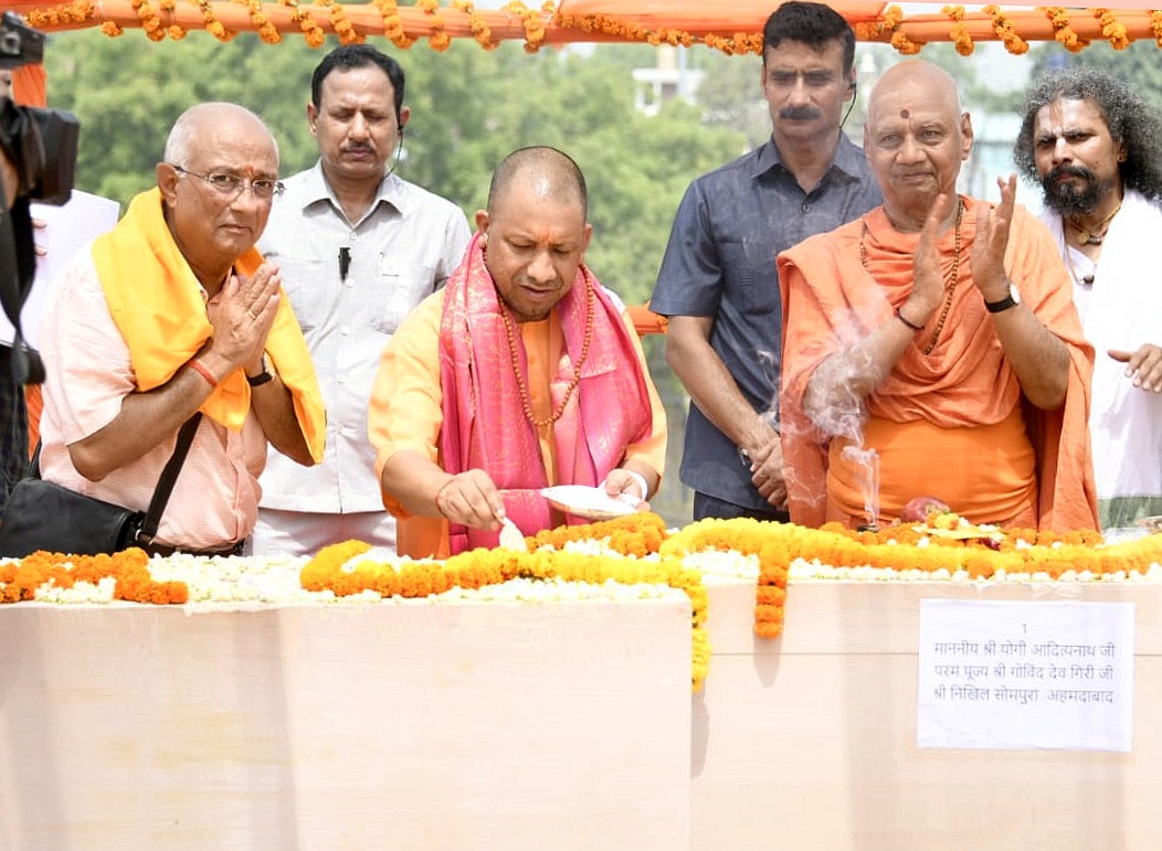 अयोध्या में सीएम योगी ने रखी गर्भगृह की पहली शिला, बोले-राम मंदिर होगा देश  का राष्ट्र मंदिर - Desh Ki Upasana